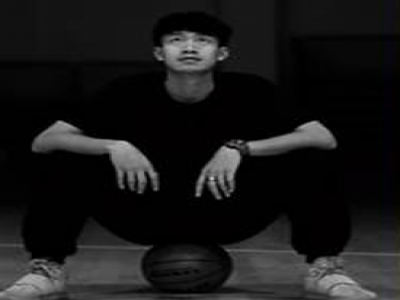 楊超宇：華中師范大學畢業(yè)，籃球國家運動健將 、國家籃球一級運動員 、廣州市優(yōu)秀金牌籃球教練員、 國家籃球二級裁判員