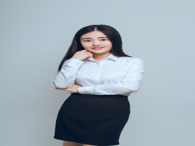 蔣娟：中學(xué)語文教師，貴州師范大學(xué)研究生，文學(xué)碩士，漢語言文字學(xué)專業(yè)，多次獲得專業(yè)獎(jiǎng)學(xué)金，并在重要期刊上發(fā)表多篇文章