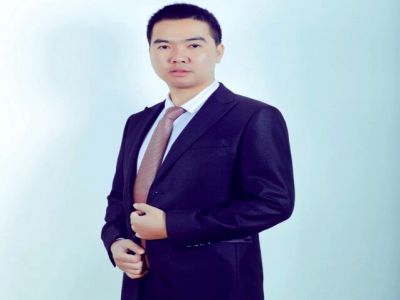 張敬波：學(xué)生發(fā)展中心主任，高級(jí)教師，重慶市優(yōu)秀德育工作者，重慶市培訓(xùn)師，長壽區(qū)小學(xué)語文骨干教師，榮獲長壽區(qū)小學(xué)語文優(yōu)質(zhì)課一等獎(jiǎng)多次