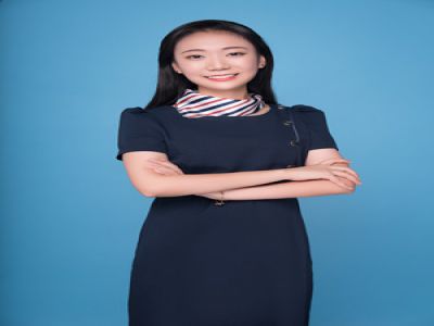 石秋童:美術(shù)，畢業(yè)于四川美術(shù)學(xué)院，成績優(yōu)異，獲得四川美術(shù)學(xué)院畢業(yè)設(shè)計(jì)學(xué)院獎，大學(xué)期間在心田美術(shù)兼職兩年，有豐富的教學(xué)經(jīng)驗(yàn)。