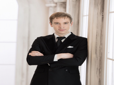 Joe Lubojanski , 畢業(yè)于英國西部大學(xué)，獲得商業(yè)研究和經(jīng)濟(jì)學(xué)學(xué)士學(xué)位。后畢業(yè)于諾丁漢大學(xué)，獲得教育研究生證書和教育管理碩士學(xué)位。在留學(xué)部擔(dān)任經(jīng)濟(jì)學(xué)和英語老師。在重慶任教7年。曾擁有高級教師和學(xué)術(shù)主任等職務(wù)。喜歡運(yùn)動和環(huán)游世界。