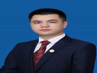 榮元長中學(xué)地理教師，畢業(yè)于西南大學(xué)，曾在成都金堂實(shí)驗(yàn)中學(xué)工作三年，從事高中地理教學(xué)工作。獲得成都市教師微課大賽二等獎(jiǎng)，所教高中畢業(yè)班成績優(yōu)異。后就職于深圳，期間外派東南亞兩年，擔(dān)任參加全國聯(lián)考的華僑生、港澳臺(tái)學(xué)生地理教學(xué)工作，所負(fù)責(zé)項(xiàng)目組連續(xù)四學(xué)期零投訴。 