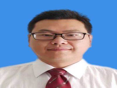 黃健:中學(xué)數(shù)學(xué)一級(jí)教師，12年教齡，長期擔(dān)任班主任，帶領(lǐng)過6屆高三參加高考，多名學(xué)生被一流大學(xué)錄取。曾擔(dān)任年級(jí)組長、數(shù)學(xué)教研組長，輔導(dǎo)多名學(xué)生在希望杯全國邀請(qǐng)賽和全國數(shù)學(xué)奧賽中獲獎(jiǎng)，多次評(píng)為校優(yōu)秀班主任、優(yōu)秀教師、骨干教師。獲貴州省六盤水市骨干班主任榮譽(yù)稱號(hào)。   六枝特區(qū)第六屆高中數(shù)學(xué)優(yōu)質(zhì)課評(píng)委，六盤水市2017屆高中數(shù)學(xué)質(zhì)量監(jiān)測考試命題教師，2018年貴州省普通高中高考評(píng)卷教師，并評(píng)為優(yōu)秀