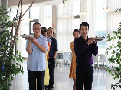 豪華的送餐隊伍，這絕對是個驚喜！