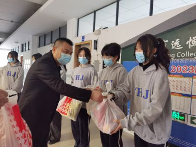 心系留校學(xué)生，情暖長(zhǎng)壽湖畔——區(qū)教委領(lǐng)導(dǎo)慰問(wèn)我校疫情期間周末留校學(xué)生